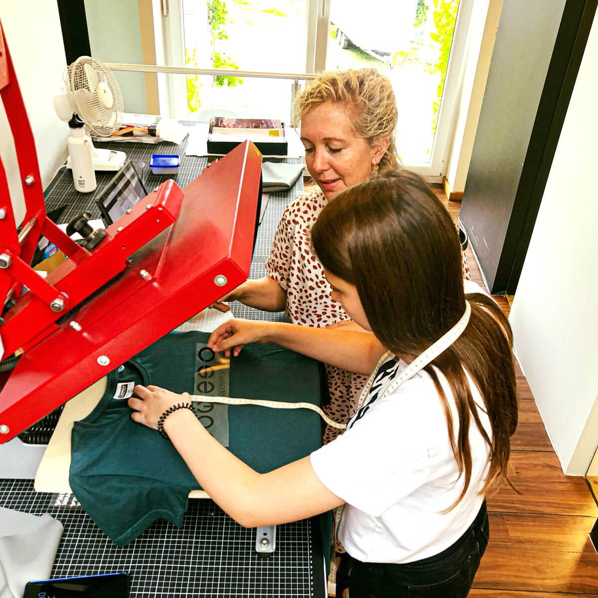 Personen beim T-Shirt bedrucken